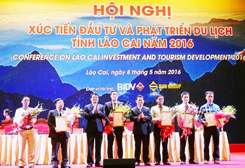 Lãnh đạo UBND tỉnh Lào Cao trao Giấy chứng nhận đầu tư cho các doanh nghiệp. Ảnh: Báo Lào Cai